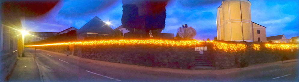 Weihnachtsbeleuchtung-Friedhofsmauer 1